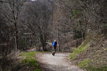 Obraz premium Ein Mann wandert im Trentino 