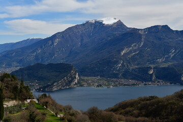 Obraz premium Blick von Pregasina zum Gardasee und nach Torbole