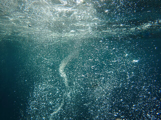 Fototapeta premium bubbles, bubble, water, underwater, sea, air, deep, undersea, under, background, wave, liquid, clear, clean, ocean, nature, texture, oxygen, blue, white, effect, transparent, foam, aquarium, aqua.
