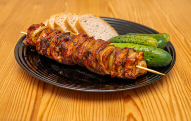 szaszłyk wieprzowy z ogórkami kiszonymi i chlebem,
pork shashlik with pickled cucumbers and bread