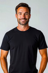 Obraz premium A man in a black shirt smiles at the camera