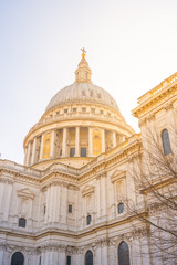 Obraz premium St. Paul's Cathedral stands majestically in the heart of London, showcasing its stunning dome illuminated by the soft morning light, surrounded by historic architecture.