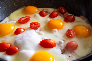 jajka sadzone z pomidorkami koktajlowymi, fried eggs with cherry tomatoes © Studio RMW
