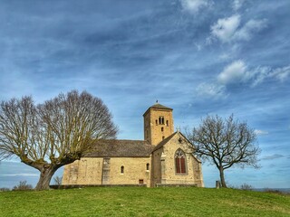 Église de style roman en Bourgogne 