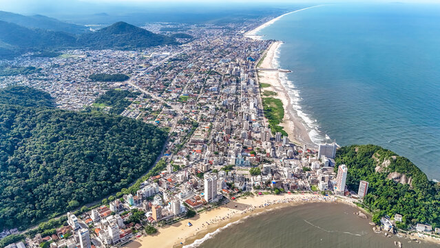 Balne&aacute;rio Caiob&aacute;, Matinhos, Paran&aacute;! Uma vista a&eacute;rea das praias Mansa e Brava. 