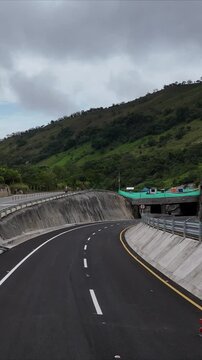 Video a&eacute;reo realizado con drone sobre la nueva v&iacute;a que pertenece a la "Conexi&oacute;n Pac&iacute;fico 1" unidad Funcional 2 en  las zonas rurales de los municipios de Amag&aacute; y Titirib&iacute;, Antioquia, Colombia.
