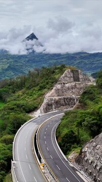 Video a&eacute;reo realizado con drone sobre la nueva v&iacute;a que pertenece a la "Conexi&oacute;n Pac&iacute;fico 1" unidad Funcional 2 en  las zonas rurales de los municipios de Amag&aacute; y Titirib&iacute;, Antioquia, Colombia.

