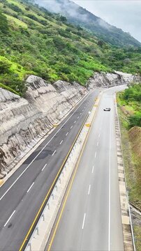 Video a&eacute;reo realizado con drone sobre la nueva v&iacute;a que pertenece a la "Conexi&oacute;n Pac&iacute;fico 1" unidad Funcional 2 en  las zonas rurales de los municipios de Amag&aacute; y Titirib&iacute;, Antioquia, Colombia.
