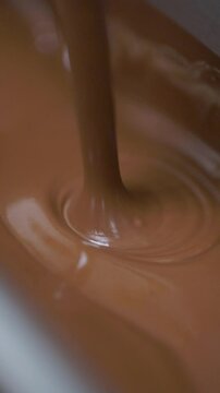 Chocolate caindo derretendo 