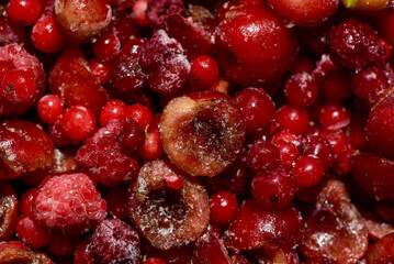 Bio Gartenernte, Beerenobst, Kirschenhälften, tiefgefroren, nah