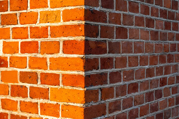 Mur z cegły i betonu, kontrast materiałów w architekturze

