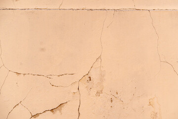 Pęknięcia na tynku, ściana z widocznymi oznakami starzenia   © Kacper