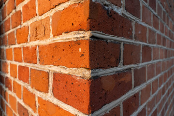 Ceglana ściana z widocznymi spoinami, geometryczny wzór architektoniczny   © Kacper