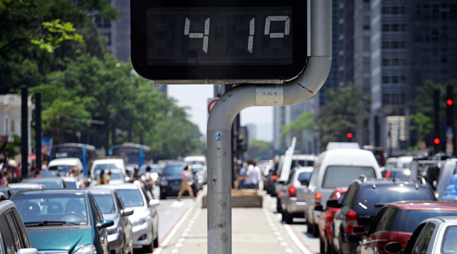 Street digital thermometer measures a temperature of 41 degrees celsius in Paulista avenue, Avenida Paulista, during a extreme heat wave in Sao Paulo, Brazil.