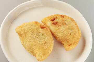 スリランカの食べ物　パティス（パイの皮のようなもので包んだもの）