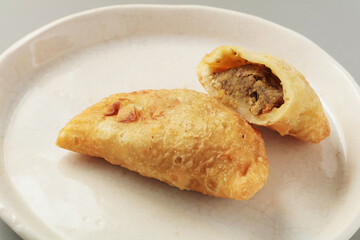 スリランカの食べ物　パティス（パイの皮のようなもので包んだもの）