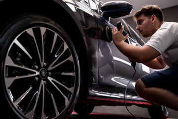car detaling puliendo puertas de automovil con pulidora rotativa 