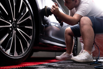 car detaling puliendo puertas de automovil con pulidora rotativa 