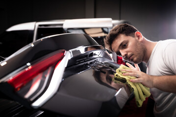 car detailing frotando paño de microfibra con cera el automovil 