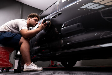 car detaling puliendo puertas de automovil con pulidora rotativa 