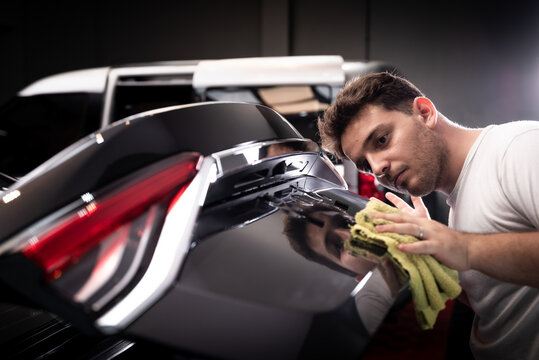 car detailing frotando pa&ntilde;o de microfibra con cera el automovil 