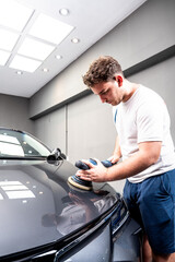 Hombre puliendo pintura de automovil con pulidora y pasta de pulir para dar brillo