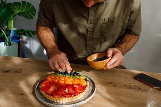 Artful fruit tart creation
