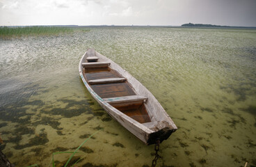 Obraz premium Boat against a coming nearer thunder-storm..