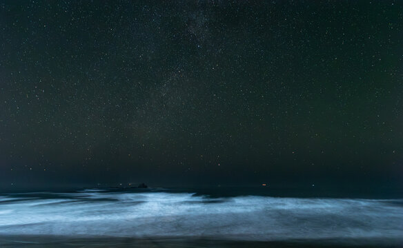 Starry Night Sky Over Ocean Waves  
