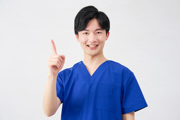 医者・看護師・歯科医師・介護士　男性　ひらめく　白背景