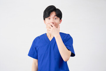 医者・看護師・歯科医師・介護士　男性　驚く　白背景