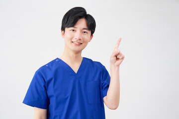 医者・看護師・歯科医師・介護士　右側を指差す男性　　白背景
