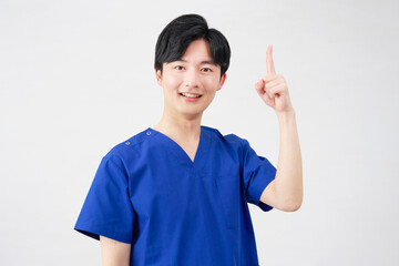 医者・看護師・歯科医師・介護士　上を指差す男性　　白背景