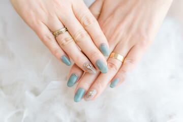 ネイルサロンでジェルネイル・ネイルアートをした女性の手
