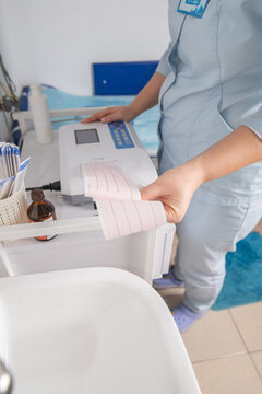 Cardiologist prepares a cardiograph for the procedure