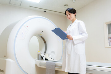 病院でCT検査を受ける女性　撮影協力 学校法人電波学園 東京電子専門学校