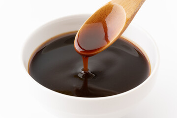 スプーンから垂らした中濃ソースのクローズアップ