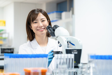 研究をする科学者　撮影協力　学校法人電波学園 東京電子専門学校