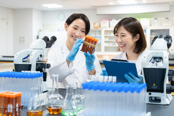 研究をする科学者　撮影協力　学校法人電波学園 東京電子専門学校