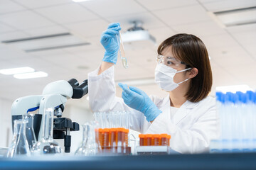 研究をする科学者　撮影協力　学校法人電波学園 東京電子専門学校