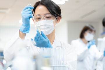 研究をする科学者　撮影協力　学校法人電波学園 東京電子専門学校