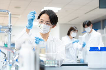 研究をする科学者　撮影協力　学校法人電波学園 東京電子専門学校