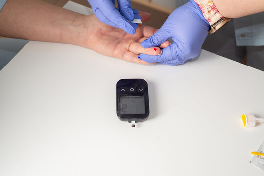 Measuring blood sugar levels with a glutometer - Powered by Adobe
