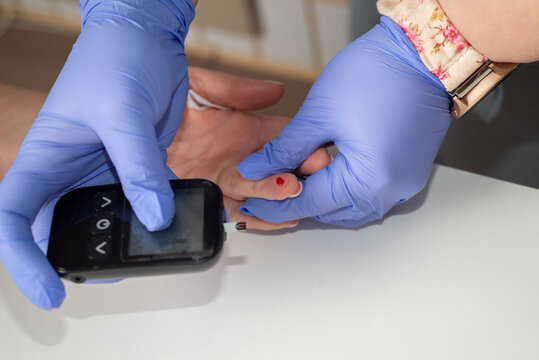 Measuring blood sugar levels with a glutometer