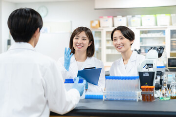 Obraz premium 研究をする科学者 撮影協力 学校法人電波学園 東京電子専門学校