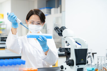 研究をする科学者　撮影協力　学校法人電波学園 東京電子専門学校