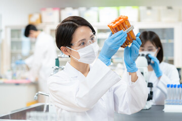 研究をする科学者　撮影協力　学校法人電波学園 東京電子専門学校