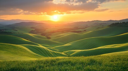 Obraz premium Stunning sunset over rolling hills casting a warm glow on the landscape in a picturesque rural scene 