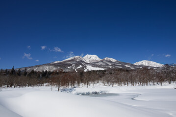 晴の冬 一面雪景色の妙高高原 凍結したいもり池と雪をいただく妙高山