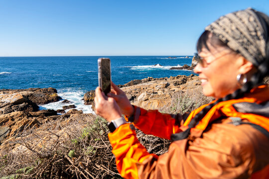 taking picture smartphone beach